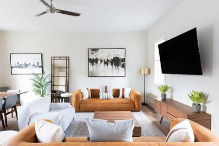 Spacious 4BR, Rooftop Patio, Garage, Walk to Faves, 5 Mins to Nissan Stadium, Less than 10 Mins to Broadway, 24 Hr Hospitality, Great for Groups