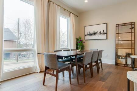 Spacious 4BR, Rooftop Patio, Garage, Walk to Faves, 5 Mins to Nissan Stadium, Less than 10 Mins to Broadway, 24 Hr Hospitality, Great for Groups - 4