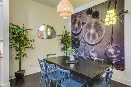 Stylish 4 Bed with Rooftop, Garage Near Hot Spots Less Than 5 Mins to Belmont, 10 Mins to Broadway, 24 Hour Hospitality Team, Perfect for Groups, Available for Long Term Rental - 4