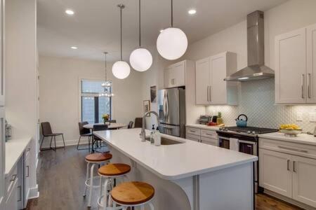 6 BR Gulch Homes, Garages, Rooftops, Walk to Gulch 10 Mins to Broadway, 24 Hour Hospitality Team, Perfect for Groups - 2