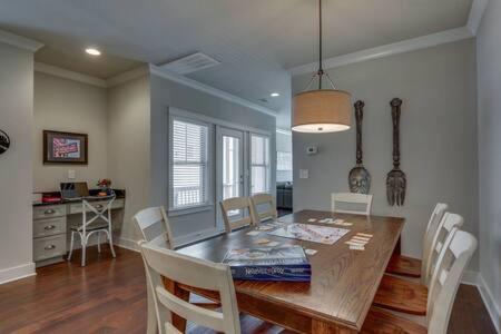 Twin Belmont Homes w 8 King Rooms 4 Living Rooms Sleep Up to 24 Guests Walk to Belmont & Vanderbilt Near Music Row The Gulch & 12 South 2 miles to Broadway Smart TVs Parking 24 Hr Hospitality - 5