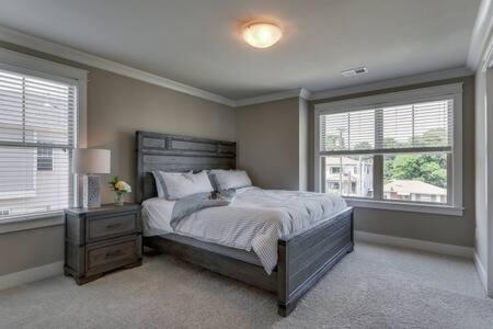 Twin Belmont Homes w 8 King Rooms 4 Living Rooms Sleep Up to 24 Guests Walk to Belmont & Vanderbilt Near Music Row The Gulch & 12 South 2 miles to Broadway Smart TVs Parking 24 Hr Hospitality - 3
