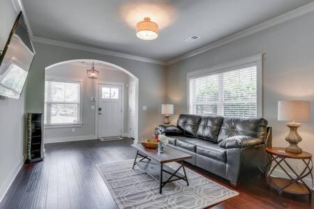 Twin Belmont Homes w 8 King Rooms 4 Living Rooms Sleep Up to 24 Guests Walk to Belmont & Vanderbilt Near Music Row The Gulch & 12 South 2 miles to Broadway Smart TVs Parking 24 Hr Hospitality - 4