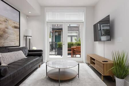 Luxury 3BR TH w Peloton-Central & YVR I 2Parking photo