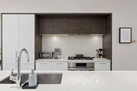 Luxury 3BR TH w Peloton-Central & YVR I 2Parking photo