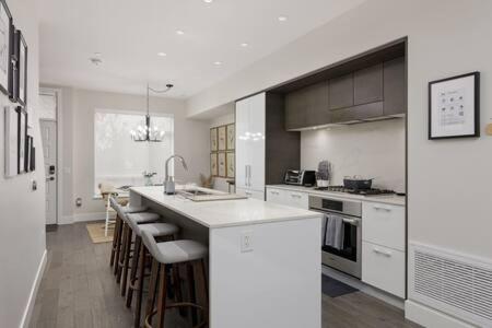 Luxury 3BR TH w Peloton-Central & YVR I 2Parking photo