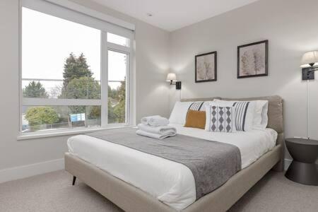 Luxury 3BR TH w Peloton-Central & YVR I 2Parking photo