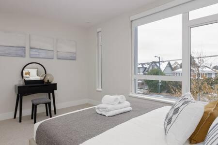 Luxury 3BR TH w Peloton-Central & YVR I 2Parking photo