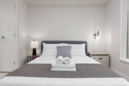 Luxury 3BR TH w Peloton-Central & YVR I 2Parking photo