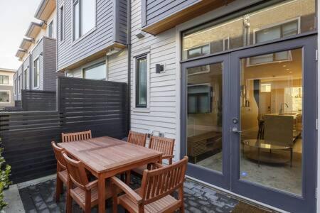 Luxury 3BR TH w Peloton-Central & YVR I 2Parking photo