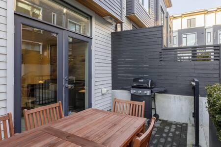 Luxury 3BR TH w Peloton-Central & YVR I 2Parking photo