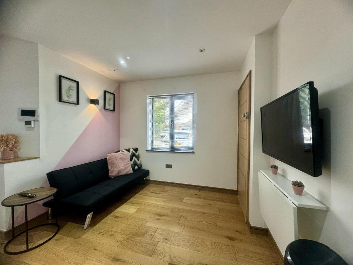 Modern 1 Bedroom self contained apartment photo