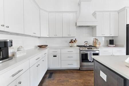 The Maple House - Huge Backyard & Mins to Broadway - 3