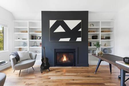 The Hadley House - Cozy Porch & Fenced in Backyard