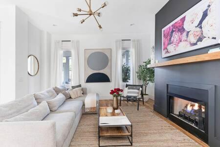 The Hadley House - Cozy Porch & Fenced in Backyard - 2