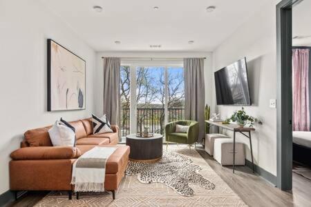 The Sobro Suite - 6 Beds & 6 blocks to Broadway