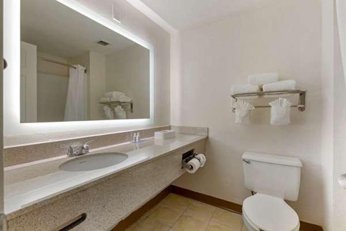 City Studios Inn and Suites — photo 3