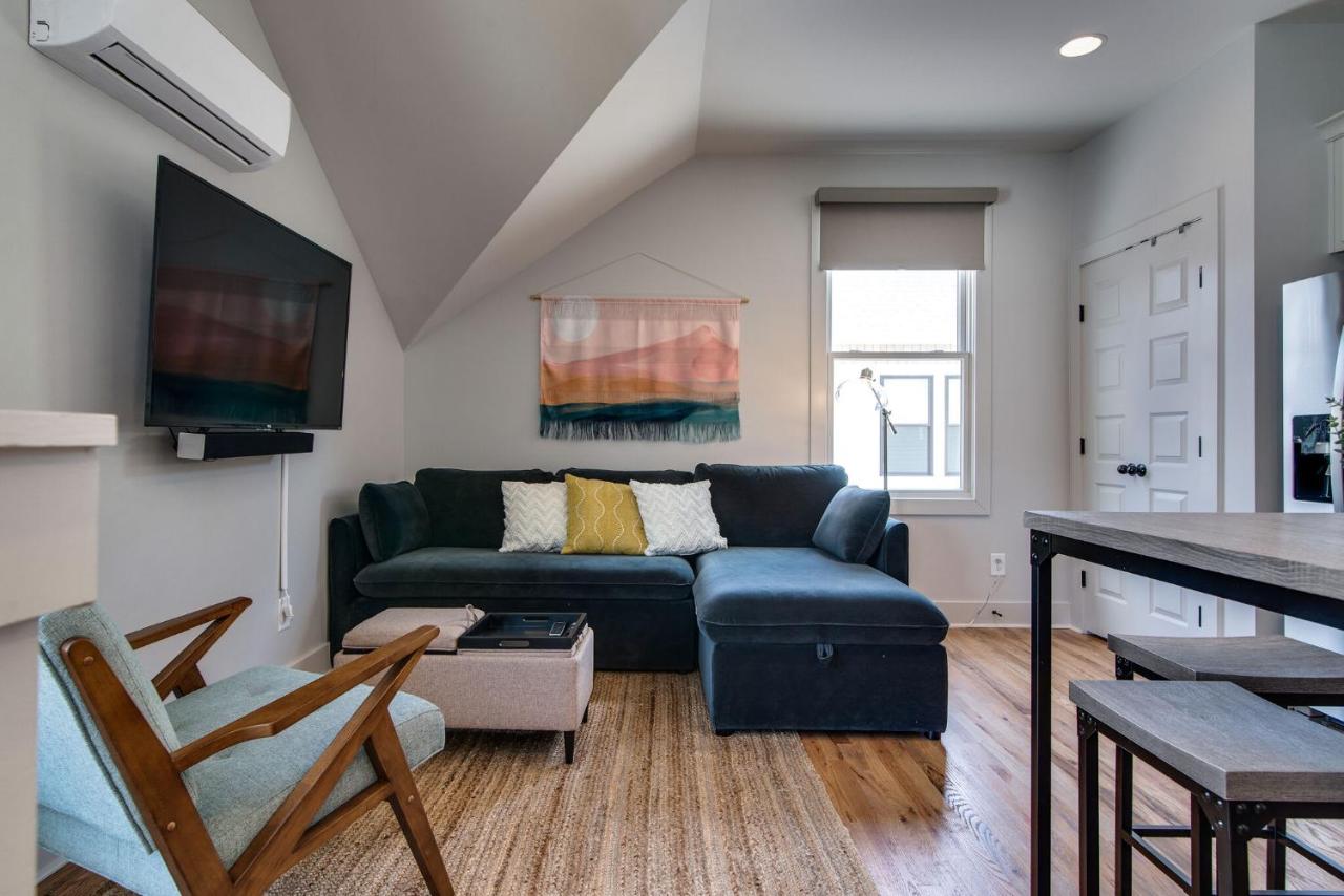 Modern East Nashville Gem, Walk to Local Favorites, Cozy Den, Workspace & Smart TVs, Fully Equipped Kitchen, Garage & Fast WiFi, Near Mas Tacos, Rosepepper & Five Points, 10 Min to Broadway & Nissan Stadium, 24 Hr Hospitality