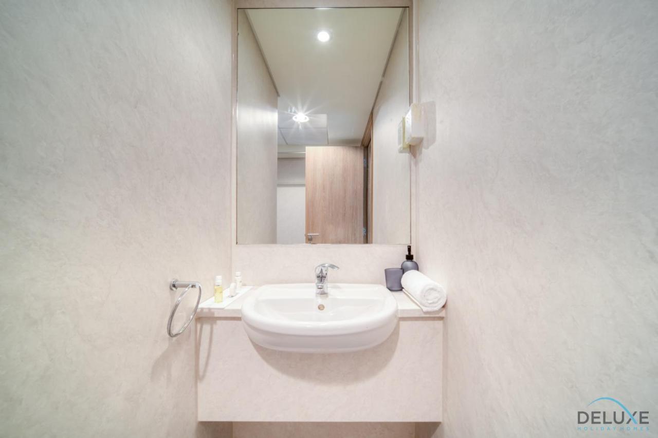 Special Offer Stylish 1BR with Scenic Views & Pool by Deluxe Holiday Homes - 3