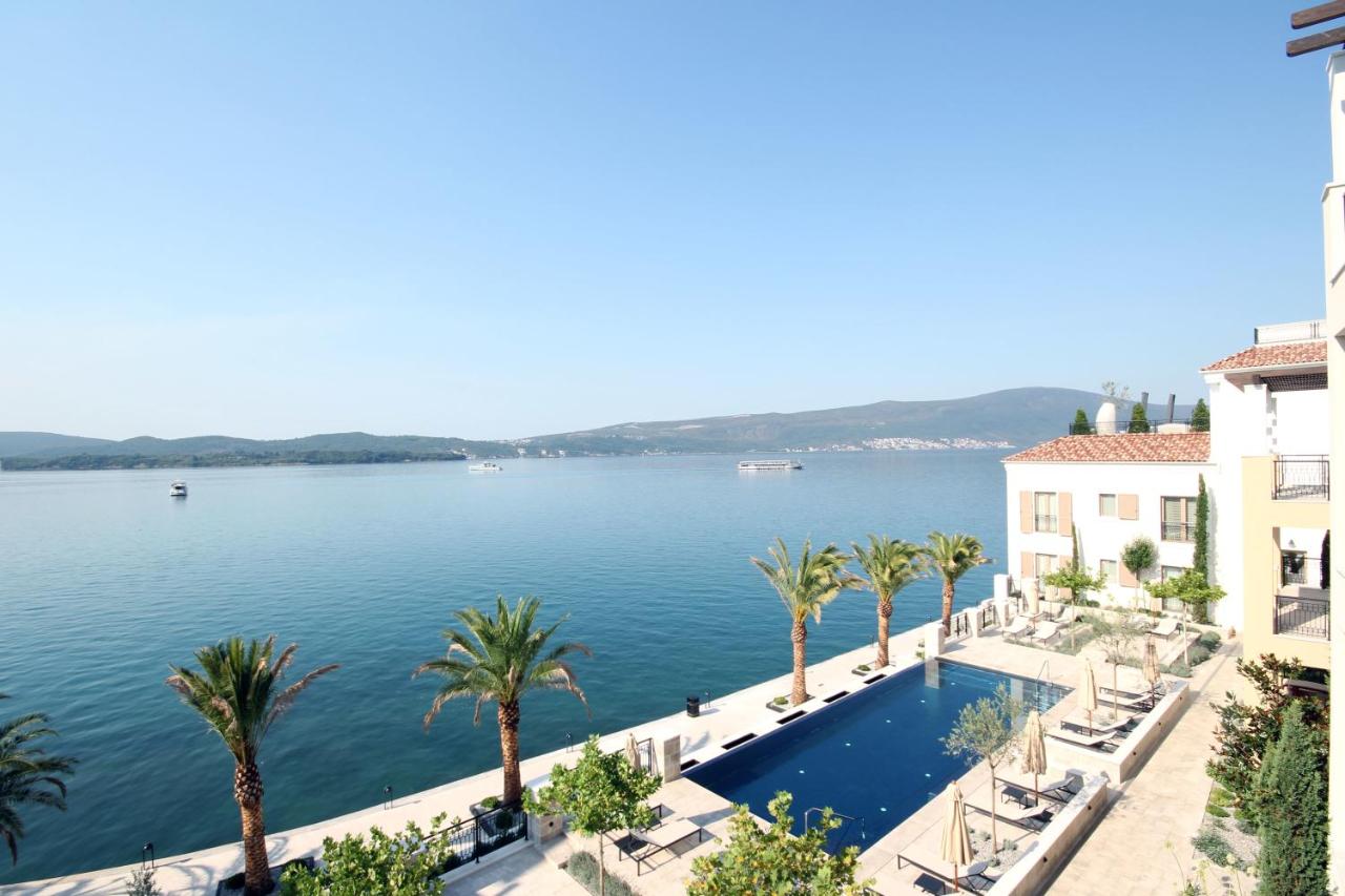 Rooftop swimming pool: Porto Montenegro Residences