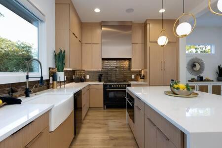 Modern Luxury Hot Tub Mini Golf Elevator Views - 2