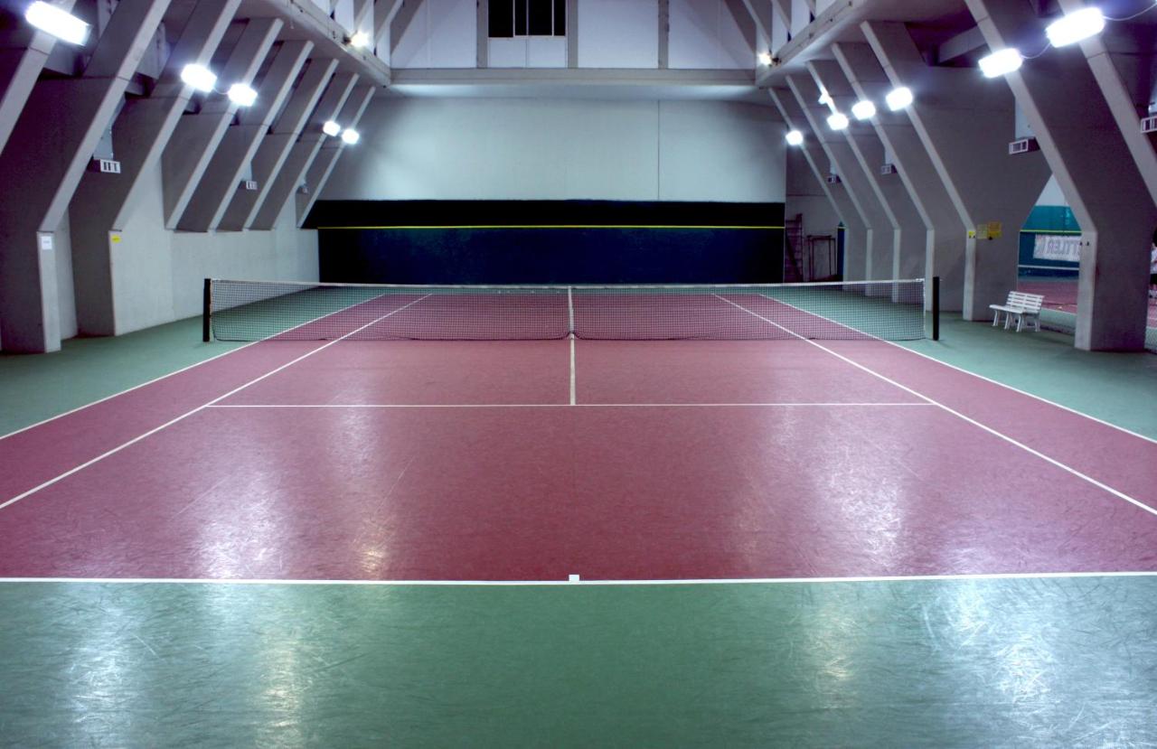 Tennis court: Cosmopolitan Hotel