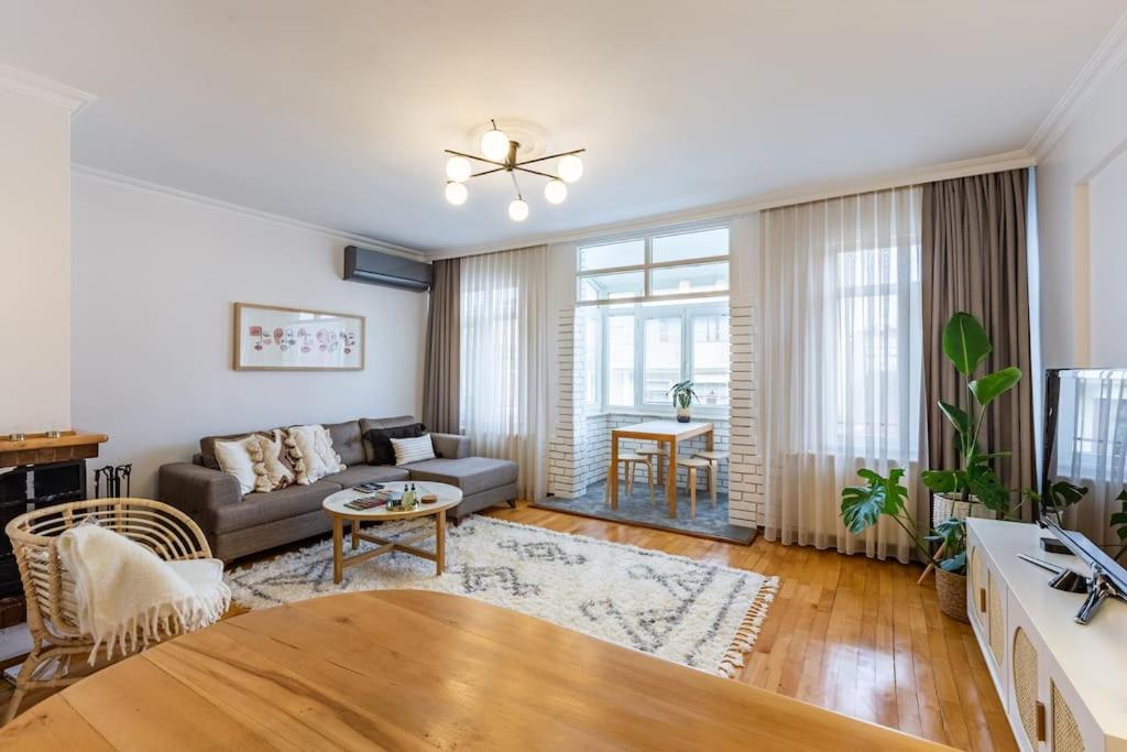 Location, Location, Location!BY LIFT! - 5