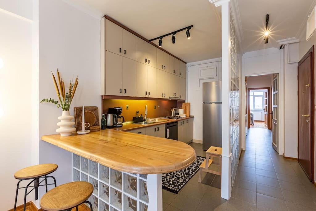 Location, Location, Location!BY LIFT! - 4