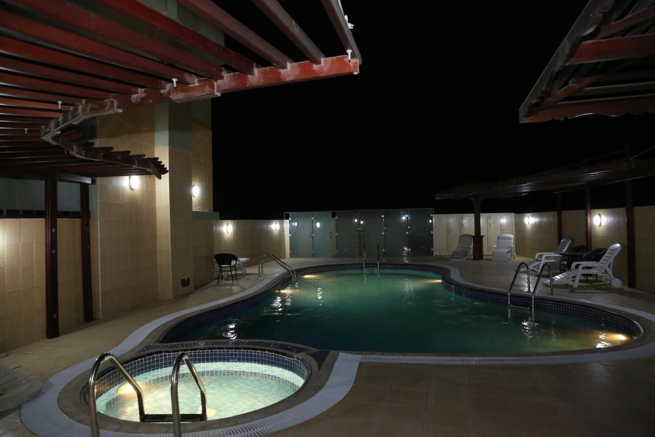 Heated swimming pool: Mirage Hotel Al Aqah