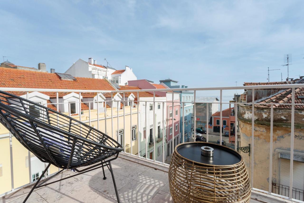 Cortes Apartment in Lisbon Historic Neighborhood