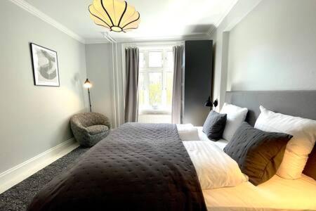 2 Bedroom Apartment in Trendy Area - 2