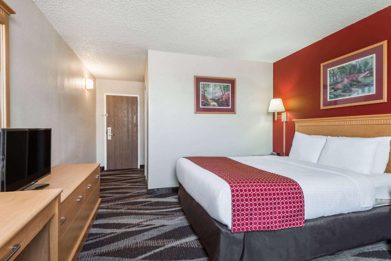 D & D Motel & Apartments — photo 17