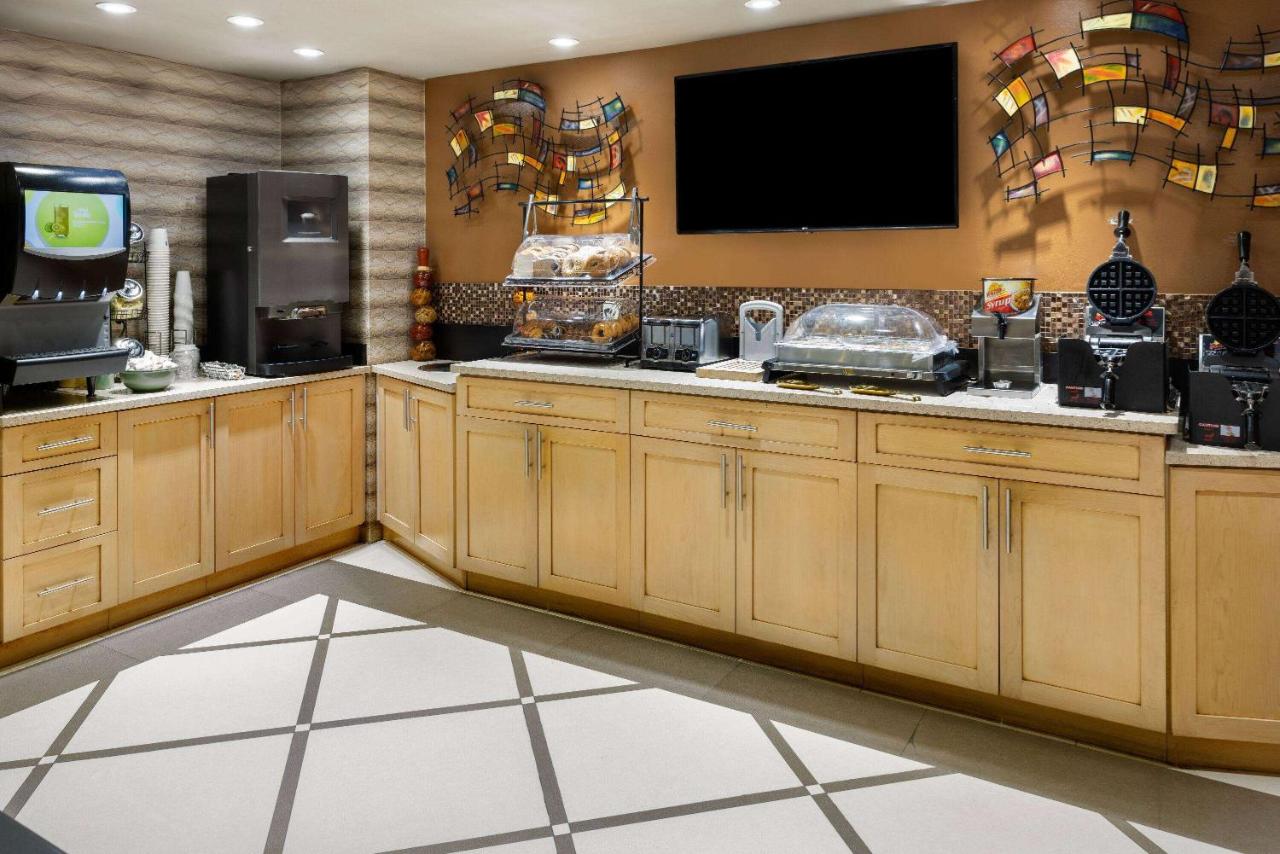 Ramada by Wyndham Bronx - 4