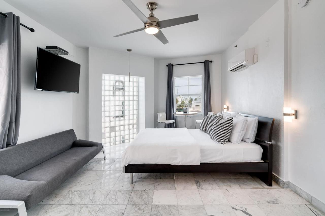 Best Location SOBE Top Floor 2 min to beach & fun