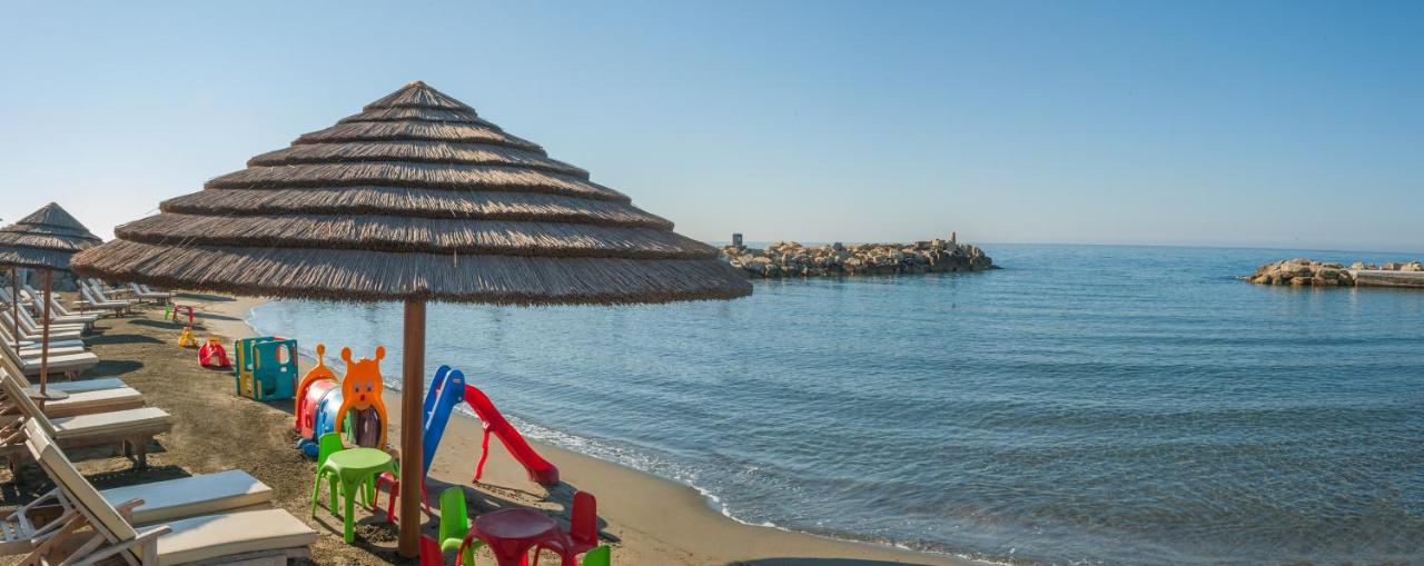 Beach: Amathus Beach Hotel Limassol