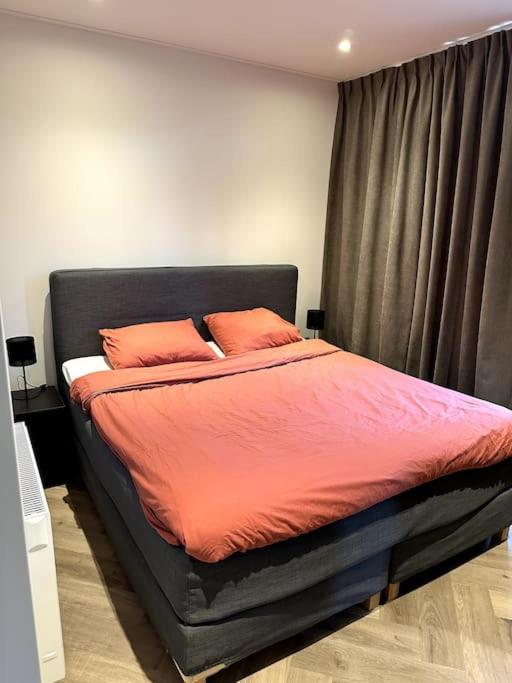 Een bed of bedden in een kamer bij Luxe boshuisje Arlo in Ermelo!