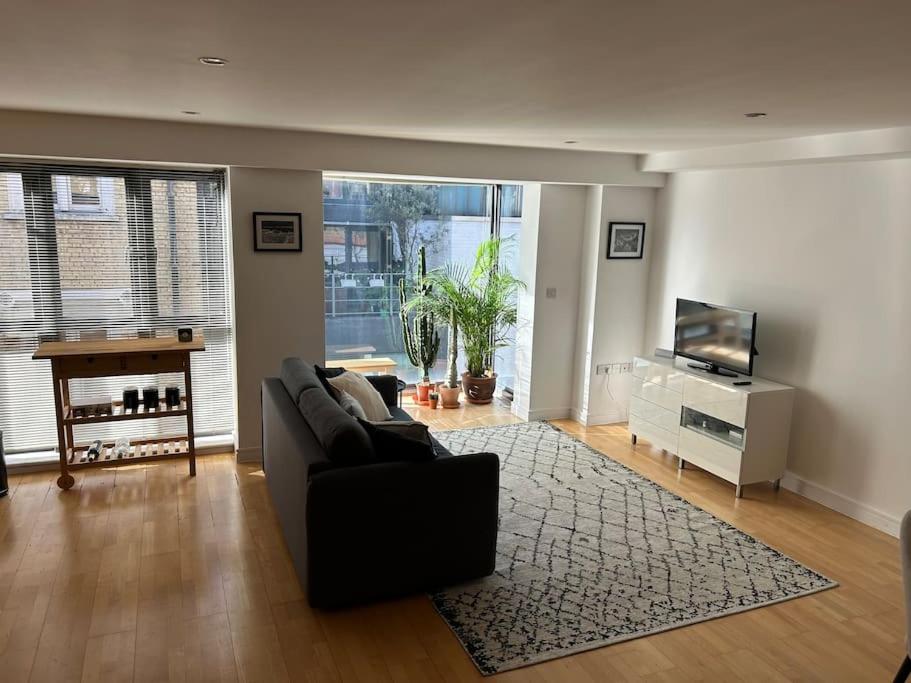 1 bed flat with view of vibrant Hoxton Square