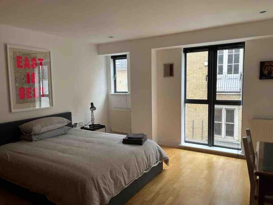 1 bed flat with view of vibrant Hoxton Square - 2