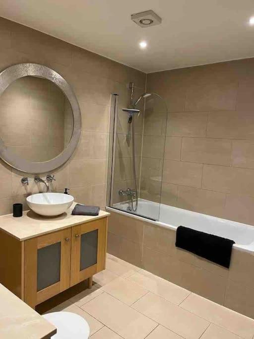 1 bed flat with view of vibrant Hoxton Square - 3