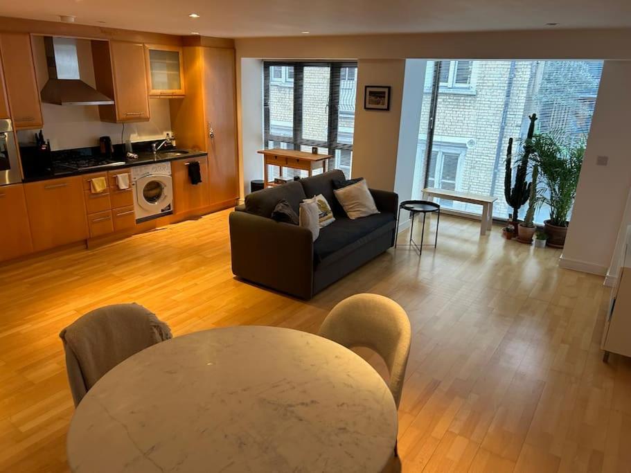 1 bed flat with view of vibrant Hoxton Square - 4
