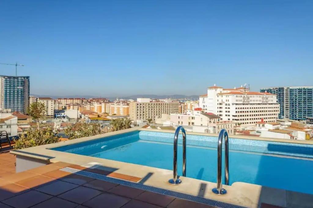 The Residence City Centre - Modern Family Apartment with Rooftop Pool & Terrace - Children stay for Free