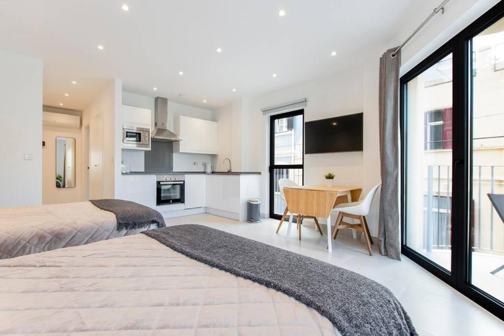 The Residence City Centre - Modern Family Apartment with Rooftop Pool & Terrace - Children stay for Free