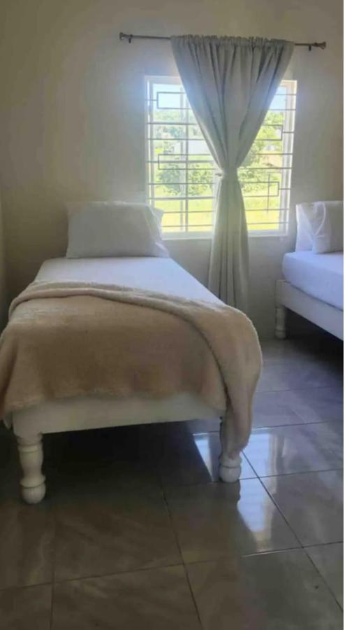 House - Sleeps 4 & Free Parking - 4