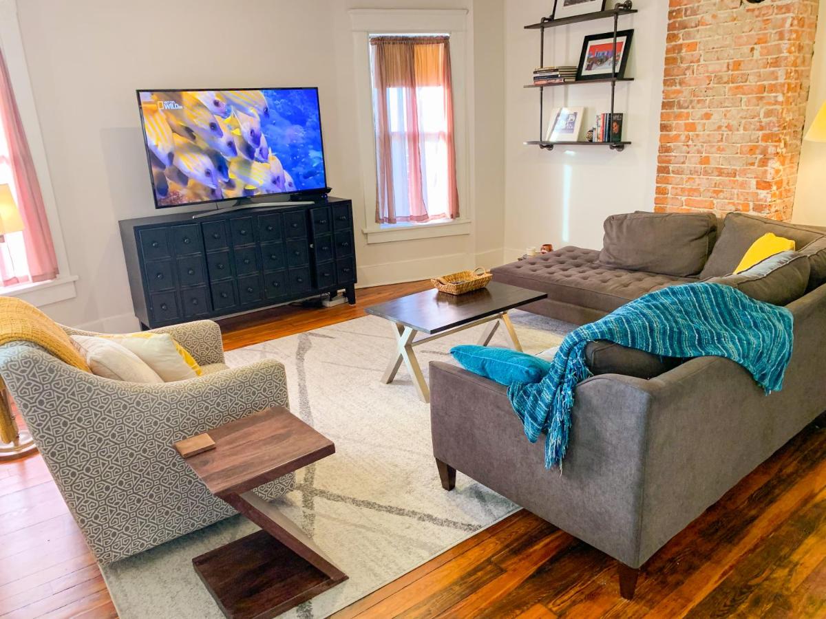 East Nashville upstairs apartment, one queen BR, 2 twin BR,1bath in Five Points, close to downtown