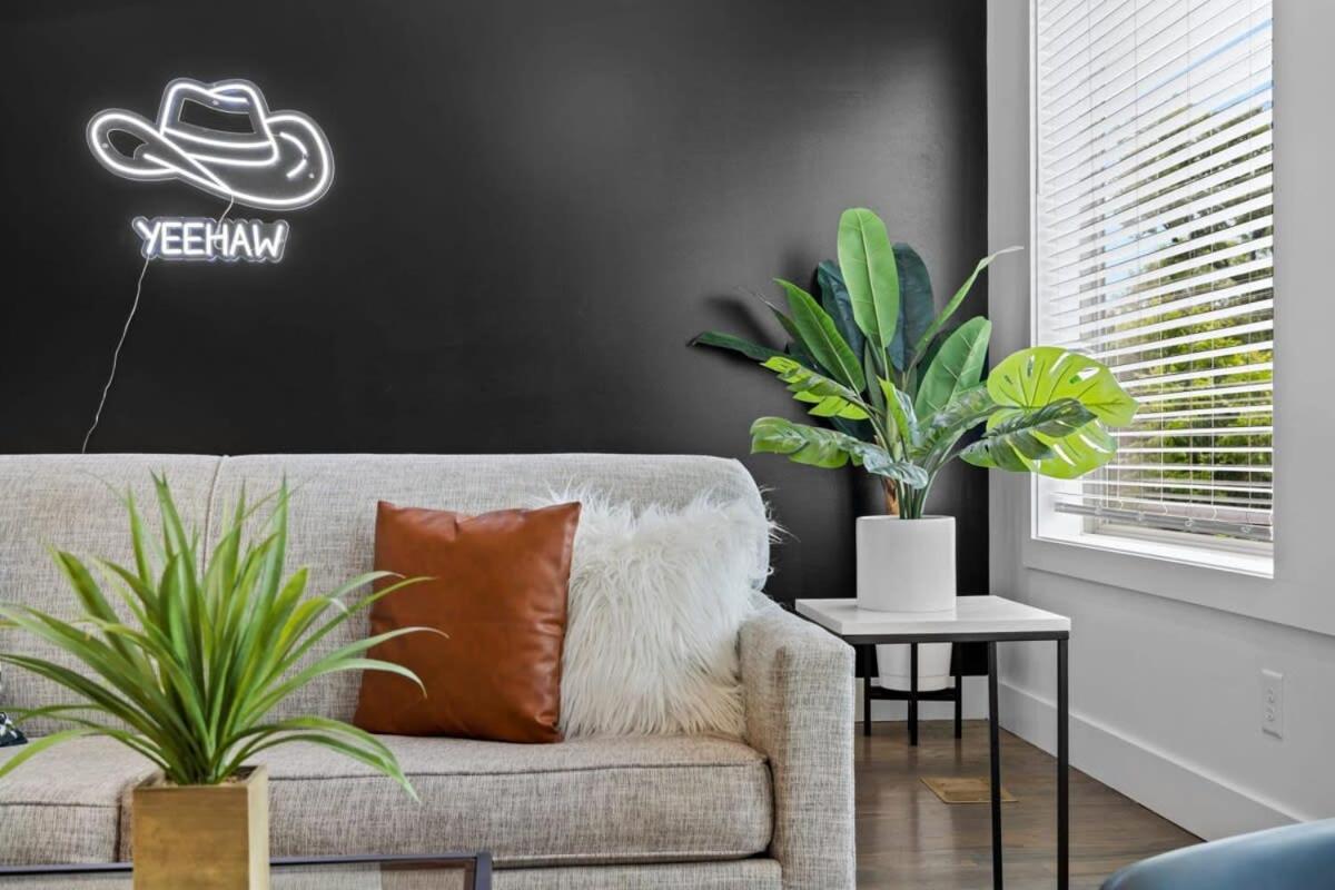 Magnificent 4 Bedroom Home -w Balcony & Fireplace - 3