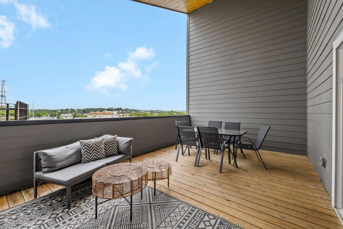 Magnificent 4 Bedroom Home -w Balcony & Fireplace - 5