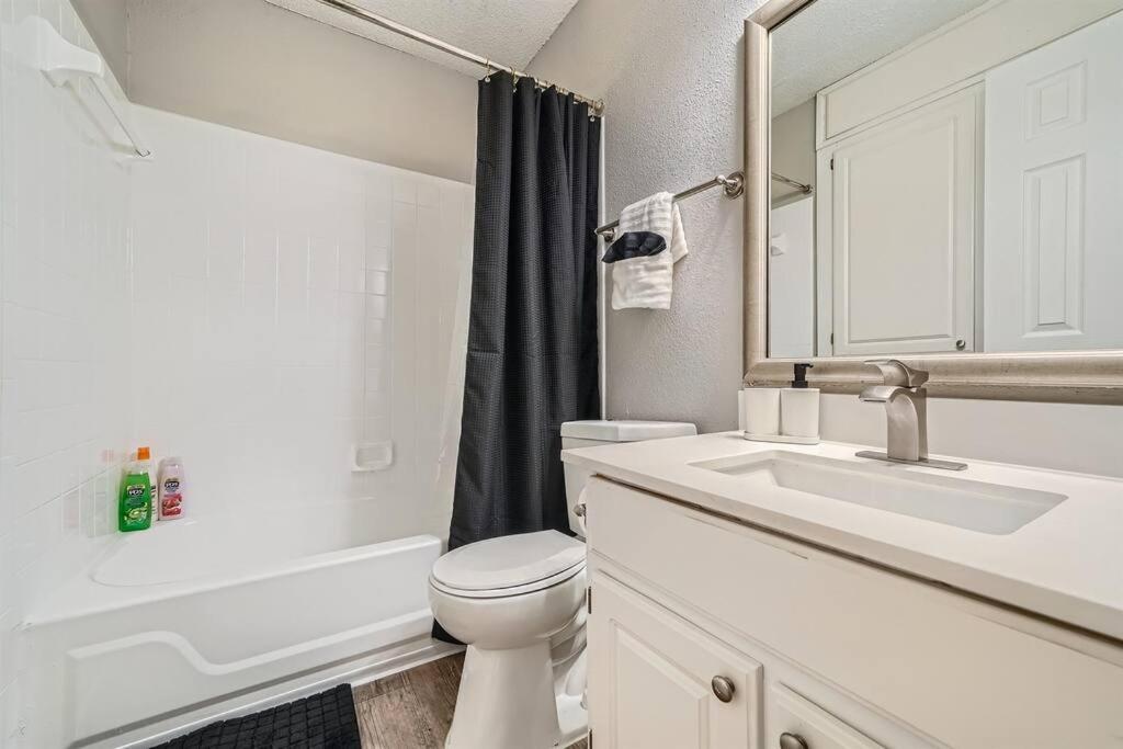 Chic 2B Getaway - 10min to DTWN - W/D, Pool, Prkg - 3