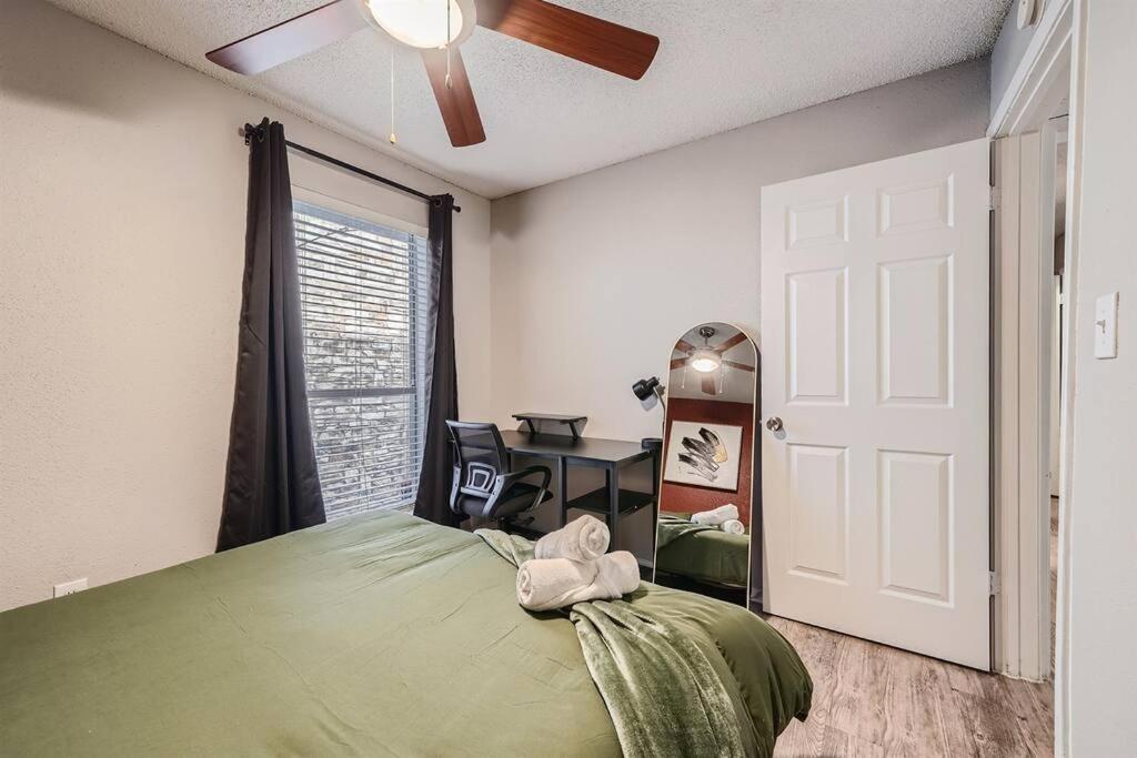 Chic 2B Getaway - 10min to DTWN - W/D, Pool, Prkg - 2