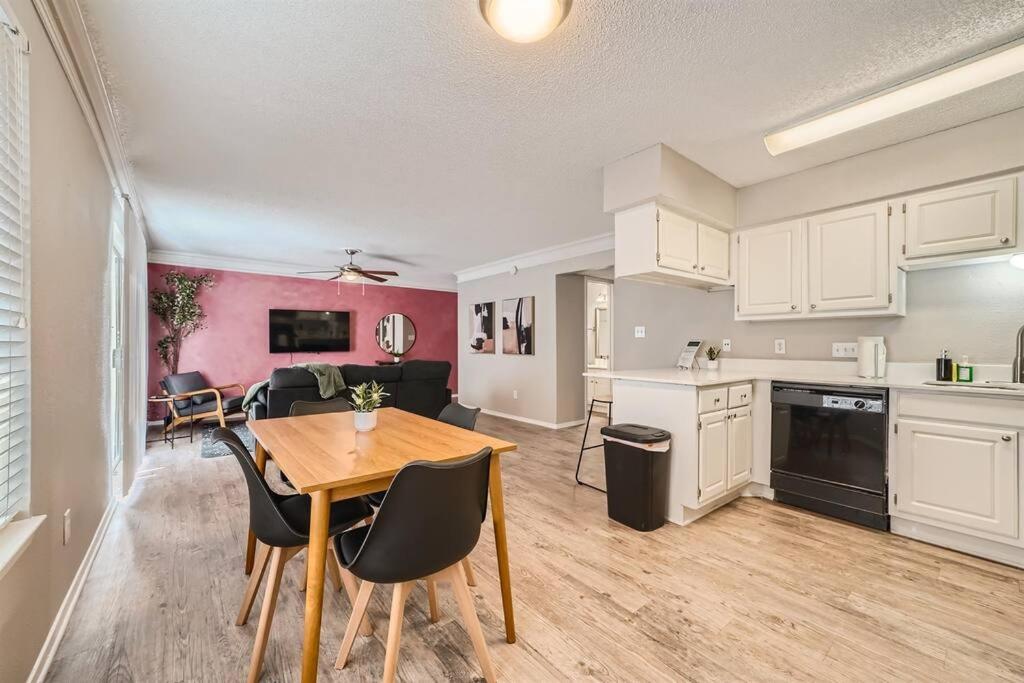 Chic 2B Getaway - 10min to DTWN - W/D, Pool, Prkg - 5