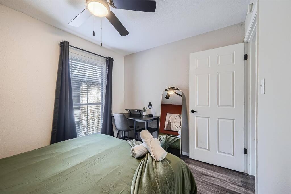 Your Modern 2B Getaway - W/D, Pool, Prkg - 10min to DTWN - 4